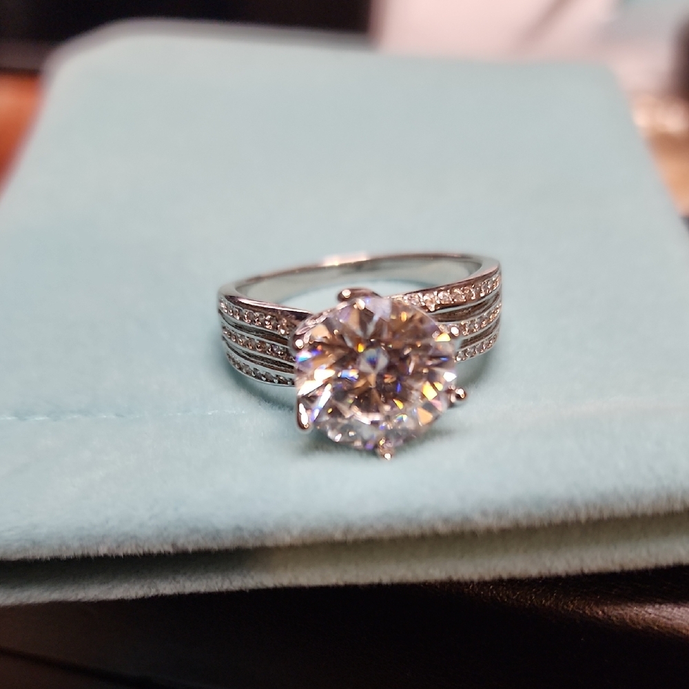Elegant Silver Ring with Moissanite Stone